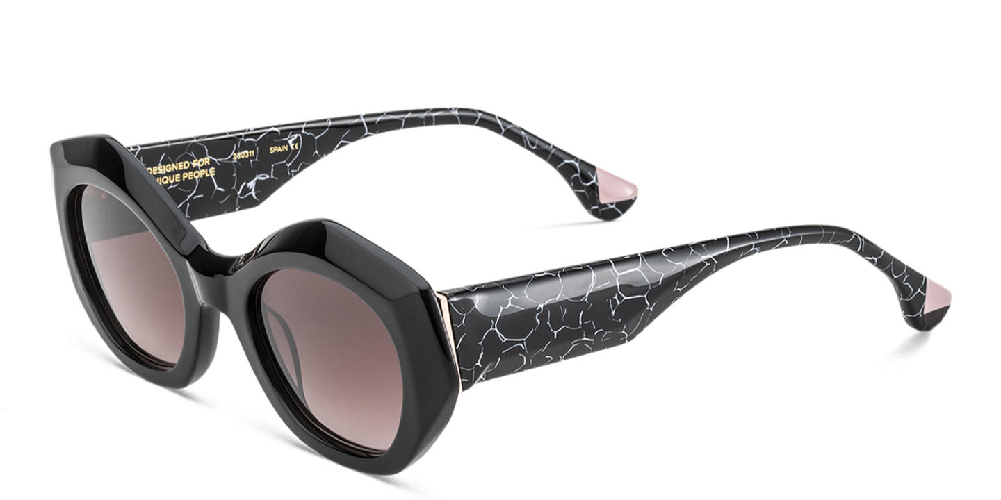 Woodys Gisele Butterfly Sunglasses in Black – Product Photo 1
