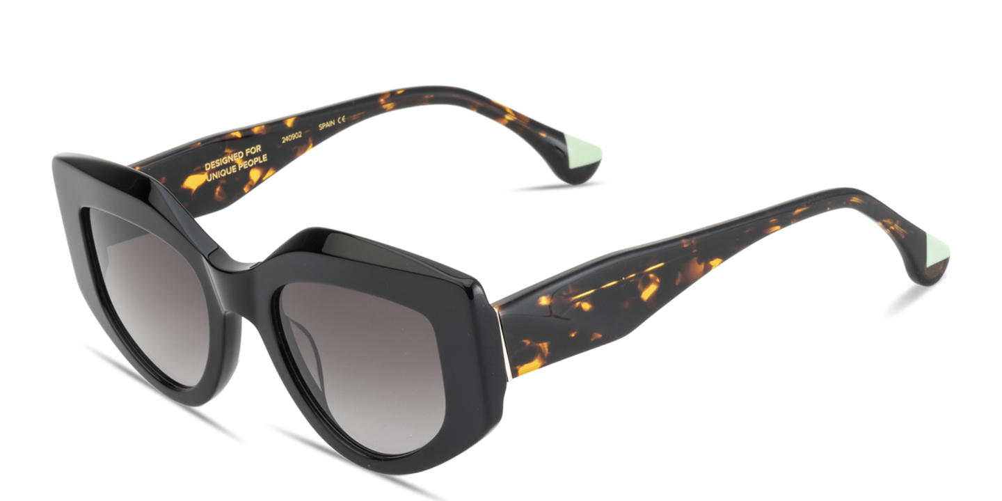 Woodys Uma Cat in Black – Product Photo 1