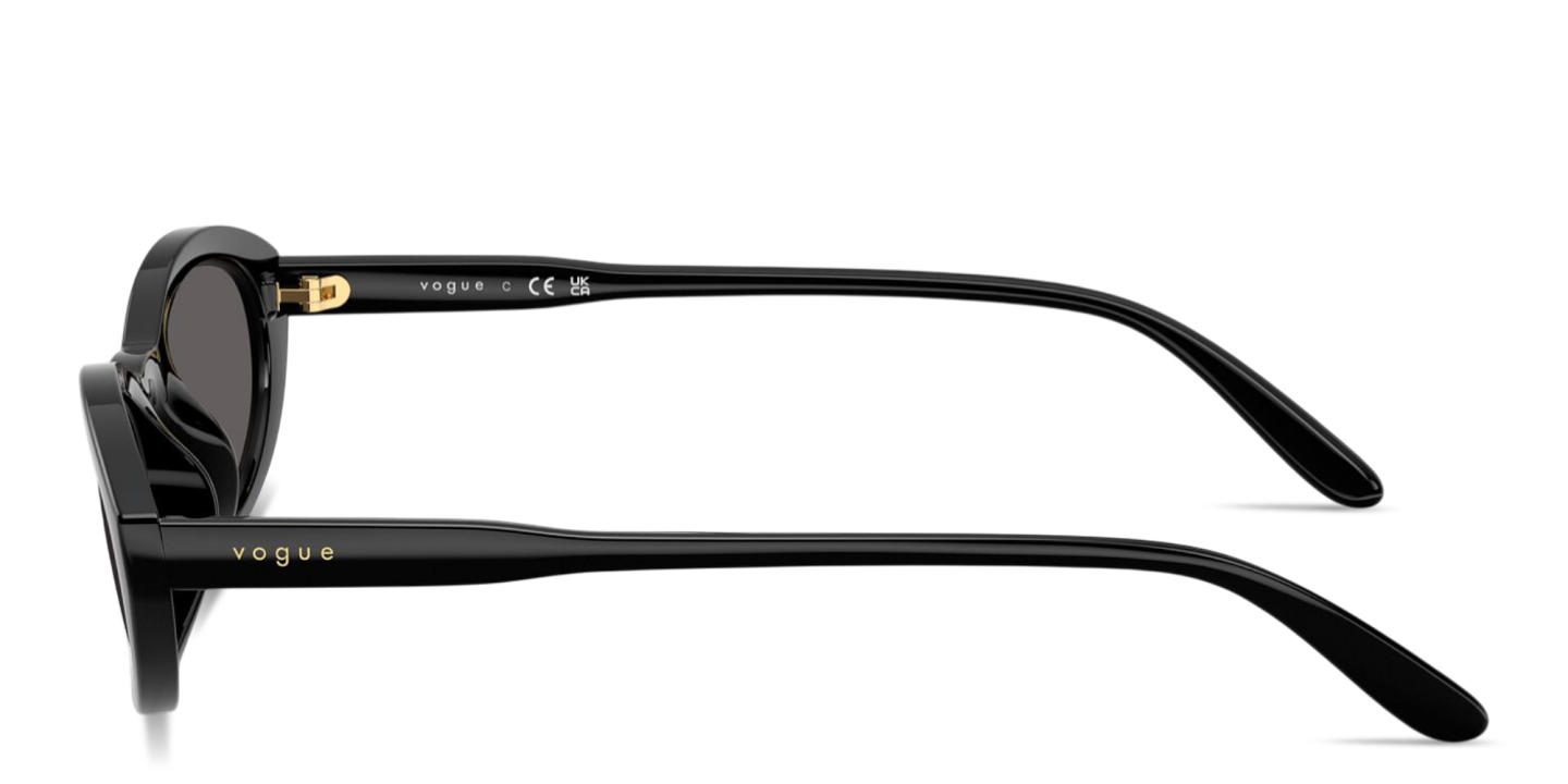 تسوق نظارات شمسية بيضاوية بالشعار المطبوع فوغ آيوير بلون أسود أونلاين.